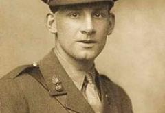 Siegfried_Sassoon_by_George_Charles_Beresford_(1915).jpg